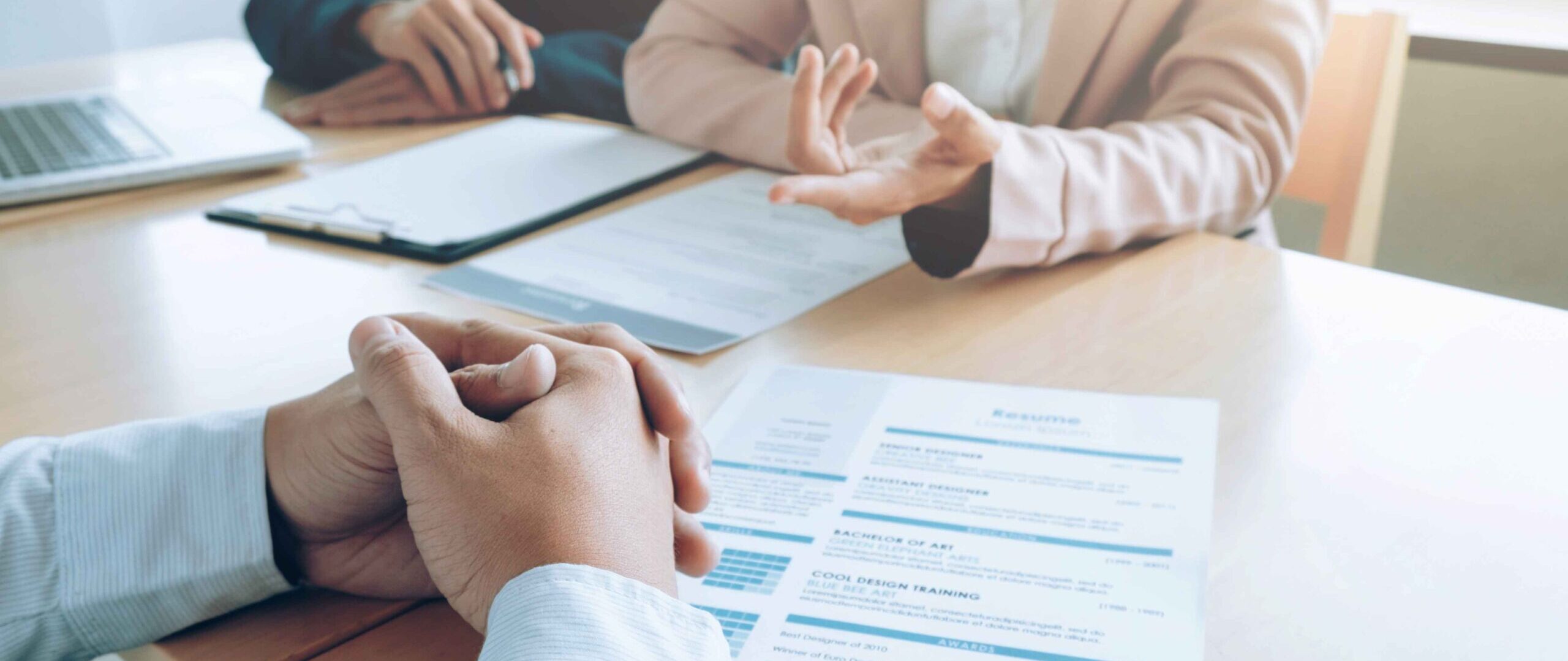 Intercâmbio e fluência enriquecem o currículo profissional